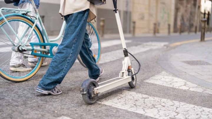 Última hora: Explosión de un patinete eléctrico en el centro de Bilbao. Un incidente que reabre el debate sobre la seguridad de las baterías de litio.
