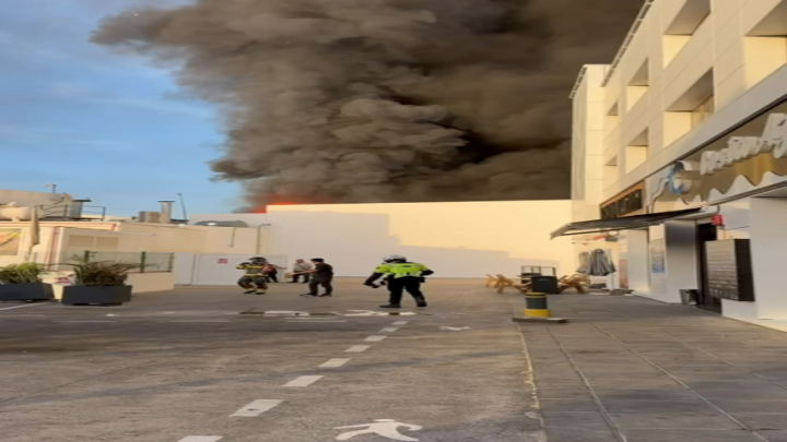 Incendio industrial en Arrecife obliga a desalojos preventivos y activa un amplio operativo de emergencia. Situación de emergencia